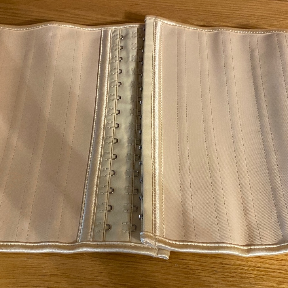 NWOT Women's Medium Corset Shapeware Waist Shaper Adjustable Beige Comfortable